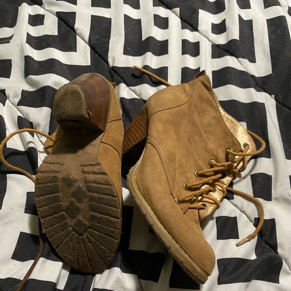 Tan boot heel, size 7 1/2
